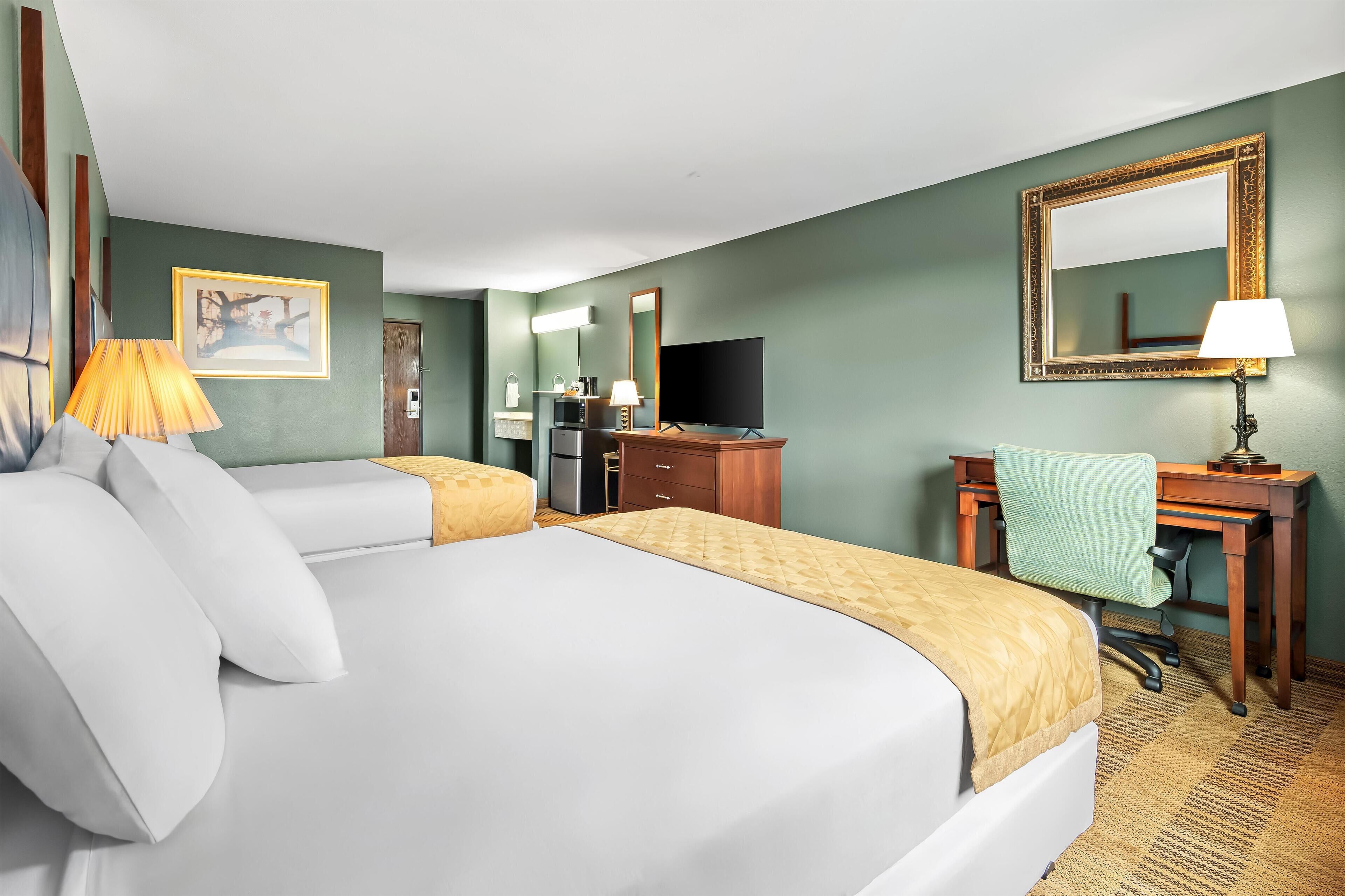 Habitación Deluxe, 2 camas Queen size, para no fumadores | Escritorio, cortinas blackout y tabla de planchar con plancha 