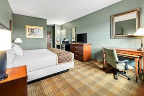 مكتب وستائر تعتيم ومكواة/لوح كي وأسرّة قابلة للطي