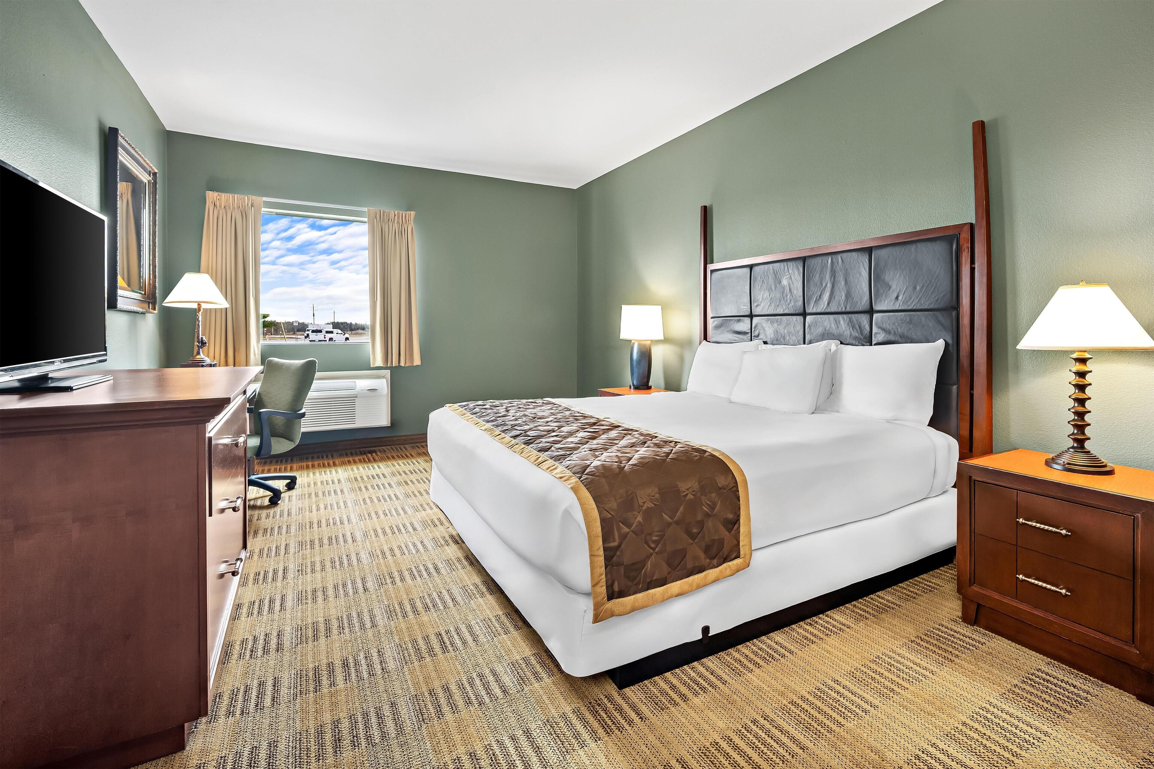 Habitación, 1 cama King size, para no fumadores | Escritorio, cortinas blackout y tabla de planchar con plancha 