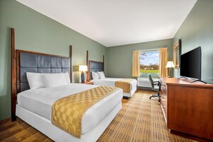 Escritorio, cortinas blackout y tabla de planchar con plancha 