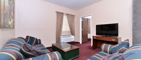 Suite, 1 kingsize-seng, ikke-røyk, tekjøkken | Skrivebord, blendingsgardiner og strykejern/-brett