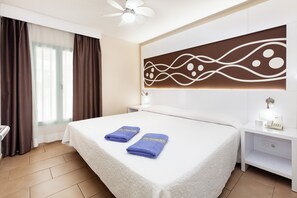In-room safe, free cots/infant beds, rollaway beds, WiFi - Playaolid Suites and Apartments (Adeje)