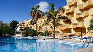 2 piscines extérieures