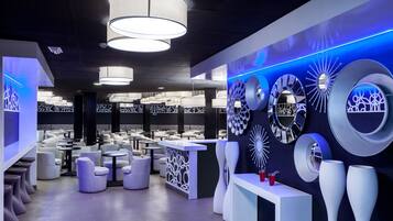 3 bares y bar junto a la piscina