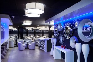 3 bars/lounges, een poolbar