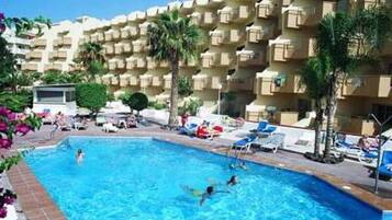 2 piscines a l'aire lliure