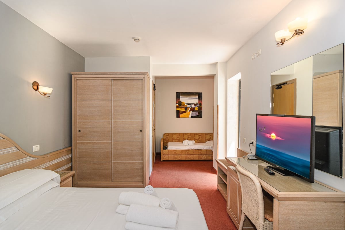 superior double or twin room | 1 bedroom, minibar, in-room safe, desk