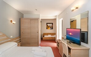 标准三人房 |   迷你吧、客房内保险箱、办公桌、熨斗/熨板