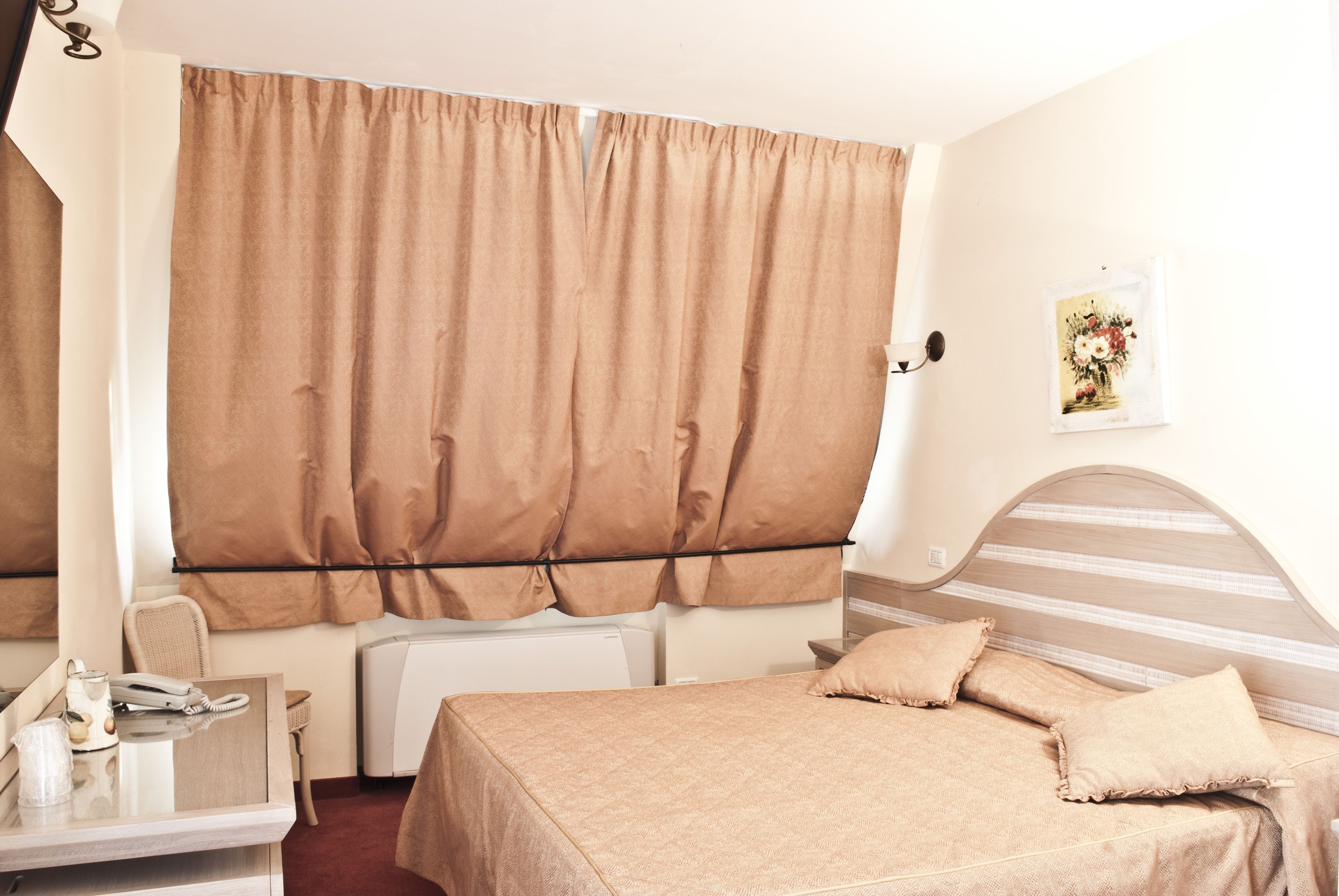 economy double or twin room | 1 bedroom, minibar, in-room safe, desk