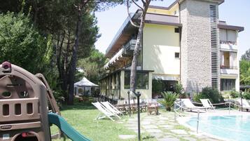 Children’s play area – outdoor