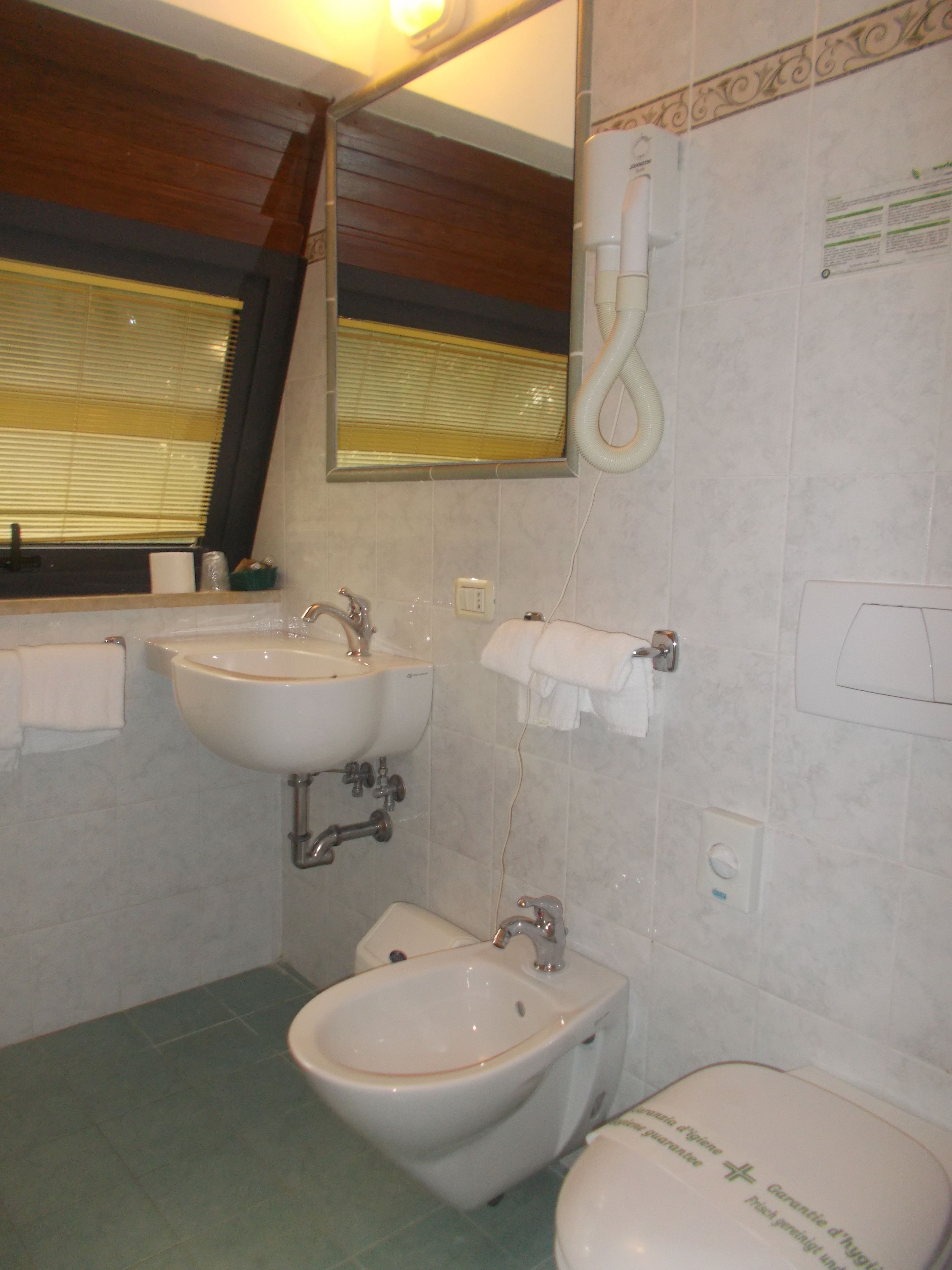 economy double or twin room | bathroom | shower, free toiletries, hair dryer, bidet
