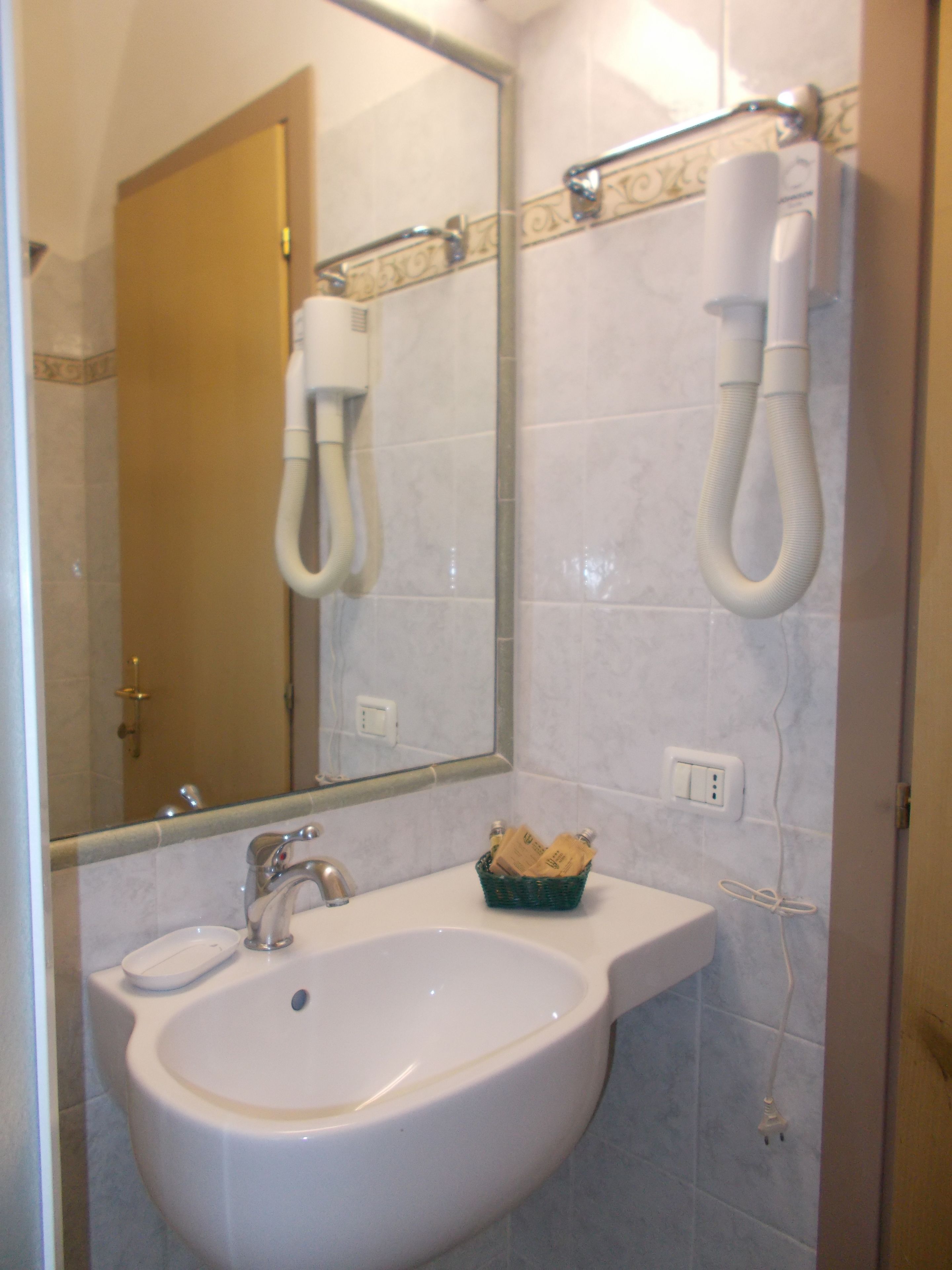 economy double or twin room | bathroom | shower, free toiletries, hair dryer, bidet