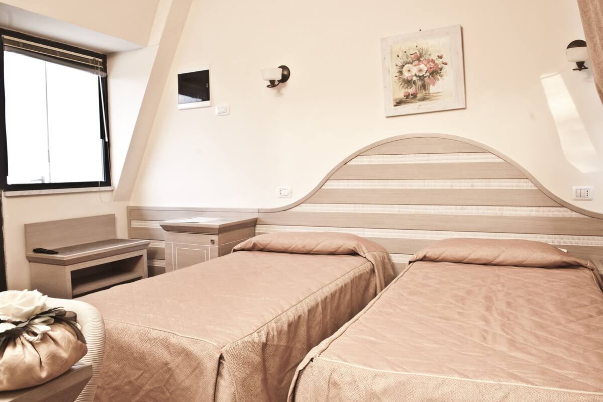 Habitación económica con 1 cama doble o 2 individuales | Minibar, caja fuerte, escritorio y tabla de planchar con plancha
