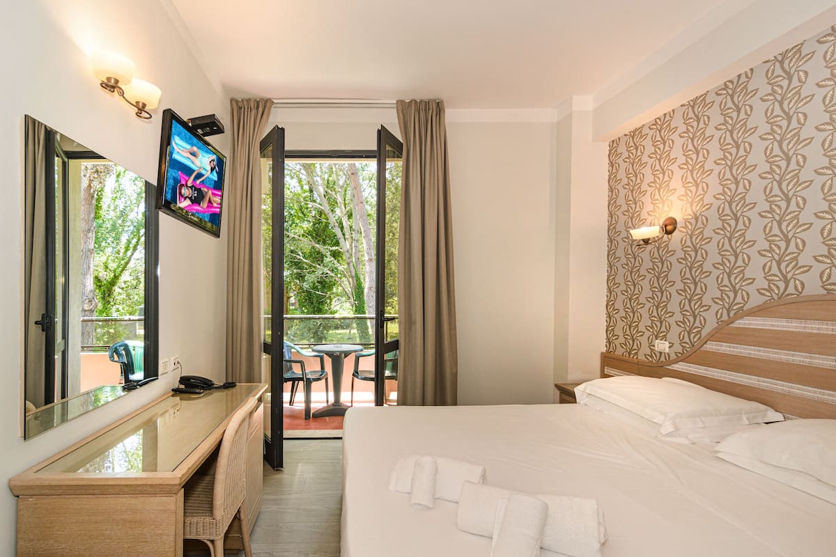standard double or twin room | 1 bedroom, minibar, in-room safe, desk