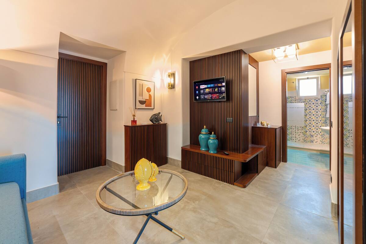 suite | 1 bedroom, in-room safe, desk, free wifi