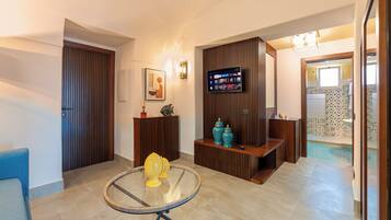 Suite | In-room safe, desk, free WiFi, bed sheets