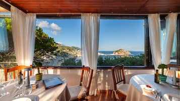 Se sirven desayunos, comidas, cenas y cocina italiana con vista al mar