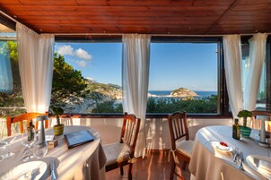 Breakfast, lunch, dinner served; Italian cuisine, ocean views 