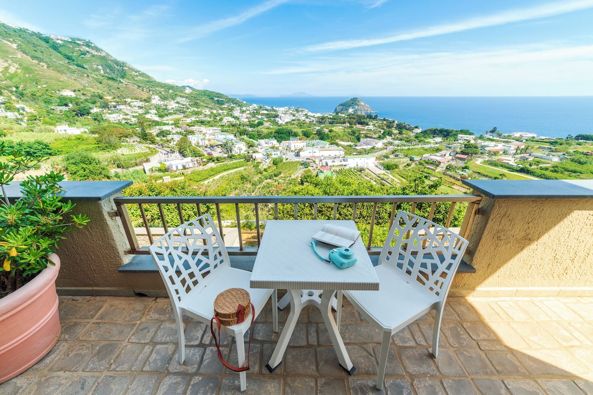 Dependance Room - separate building 800 m away | Värdeförvaringsskåp på rummet, skrivbord, gratis wi-fi och sängkläder