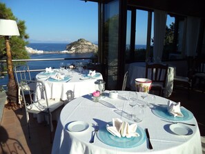 Se sirven desayunos, almuerzos y cocina italiana (con vistas al mar) 