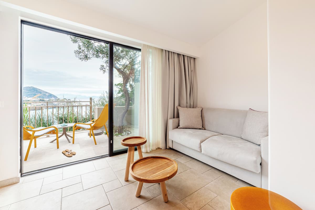 Superior dubbelrum - havsutsikt | Värdeförvaringsskåp på rummet, skrivbord, gratis wi-fi och sängkläder