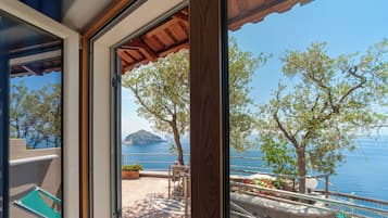 Junior Suite | In-room safe, desk, free WiFi, bed sheets