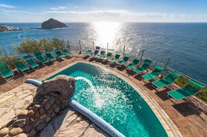 Una piscina techada, una piscina al aire libre