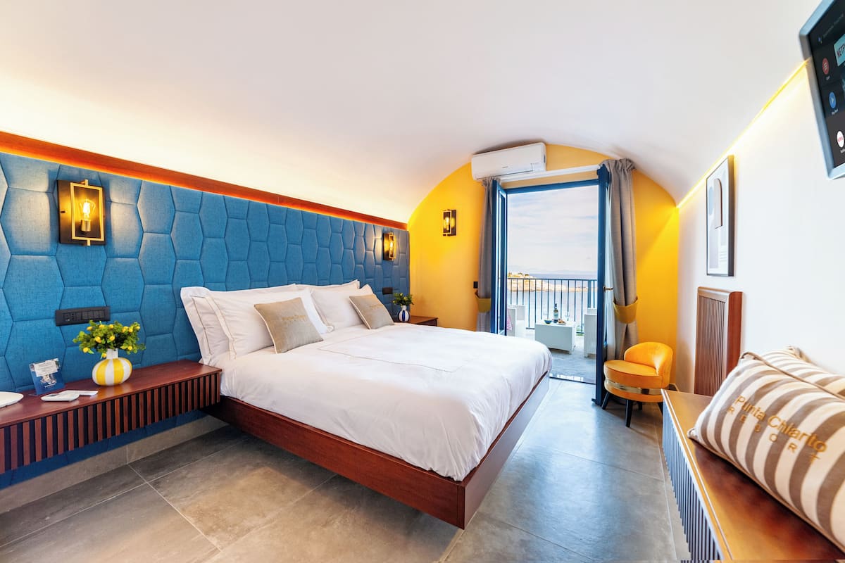 suite | 1 bedroom, in-room safe, desk, free wifi