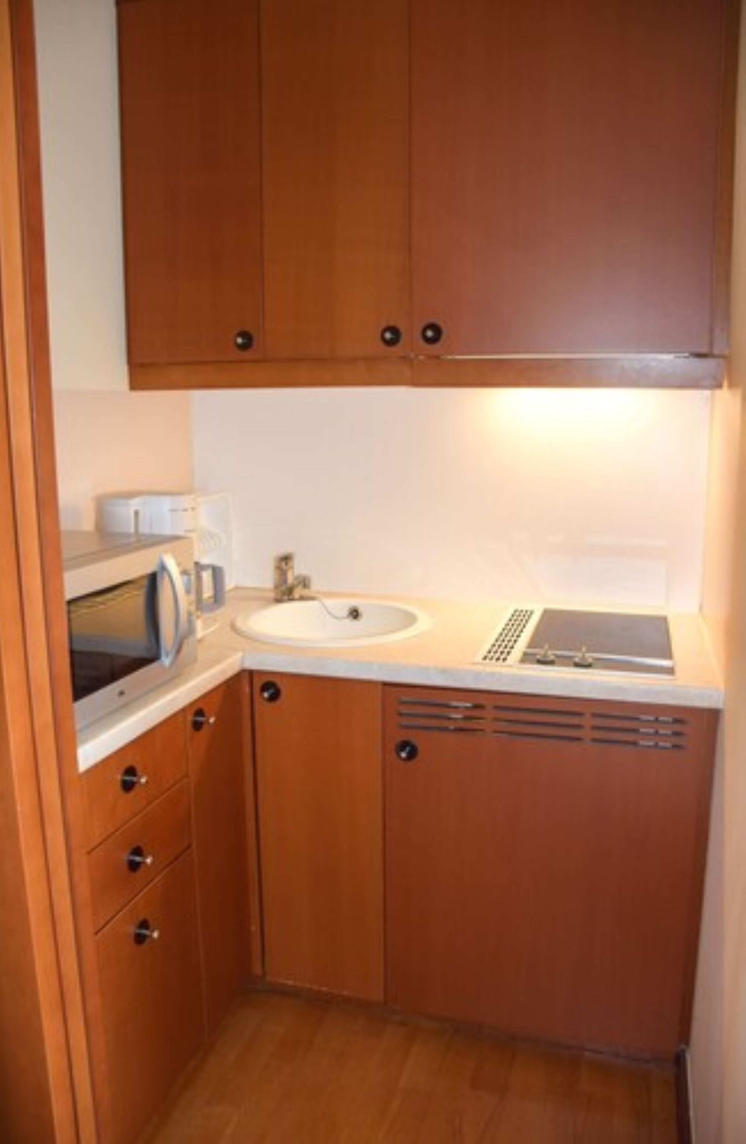 standard studio, 1 large single bed | private kitchen