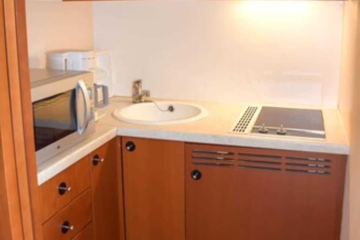 standard studio, 1 large single bed | private kitchen