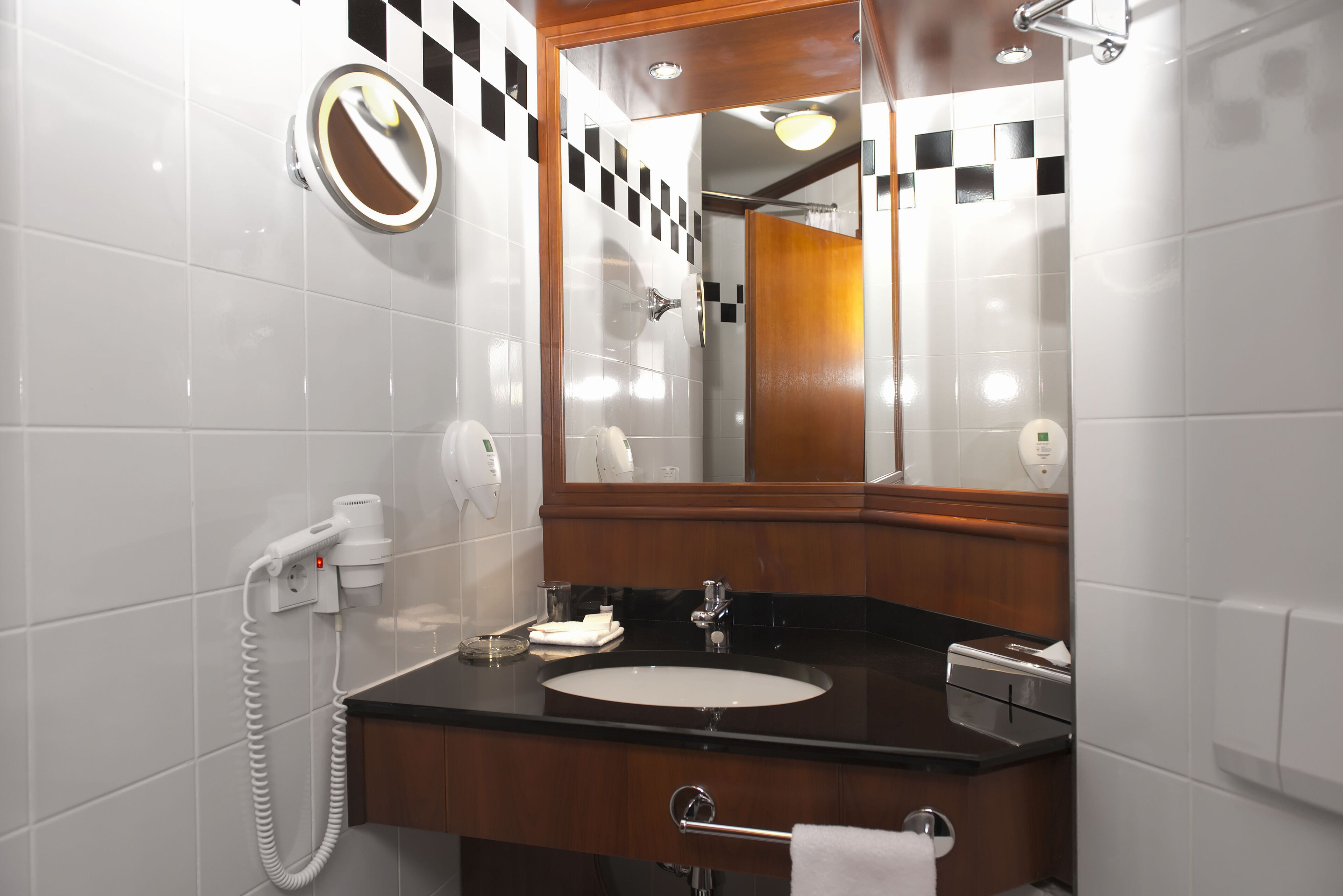 combined shower/bathtub, hair dryer, towels