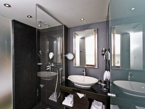 Family Apartment, 2 Bedrooms, Kitchen, Garden View | Bathroom | Combined shower/tub, hair dryer, towels