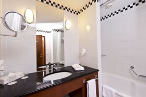 Combined shower/tub, hair dryer, towels