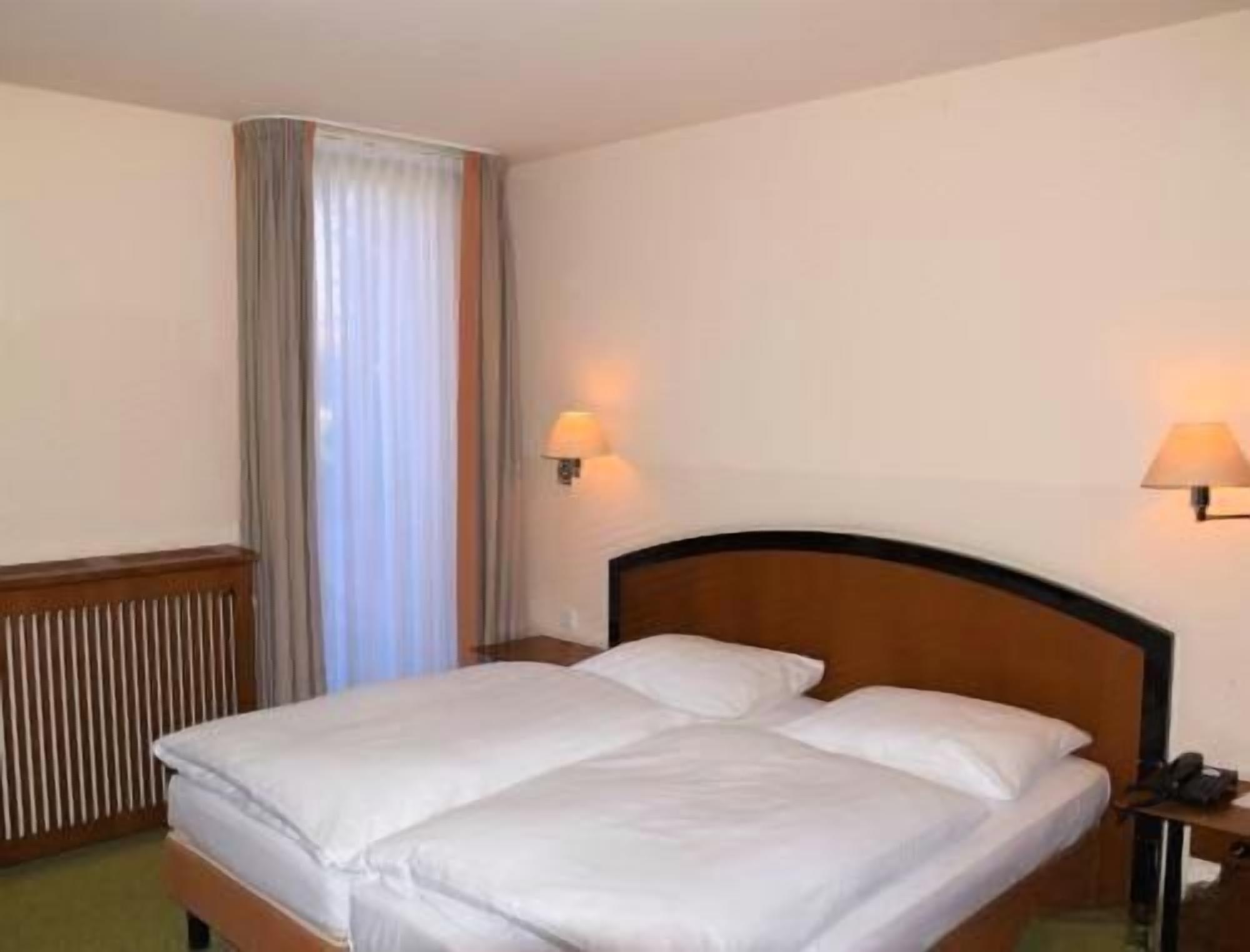 Hypo-allergenic bedding, in-room safe, blackout curtains, free WiFi