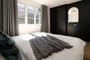 Central Serviced Apartment 2 (Engelbergerstrasse 53, Engelberg, 6390 CH, 700m away from hotel) | Minibaari, tallelokero huoneessa, työpöytä