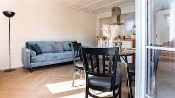 Central Serviced Apartment 2 (Engelbergerstrasse 53, Engelberg, 6390 CH, 700m away from hotel)
