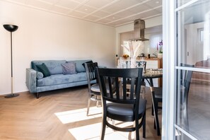Central Serviced Apartment 2 (Engelbergerstrasse 53, Engelberg, 6390 CH, 700m away from hotel) | ميني بار وخزنة داخل الغرفة ومكتب ومساحة عمل للكمبيوتر المحمول