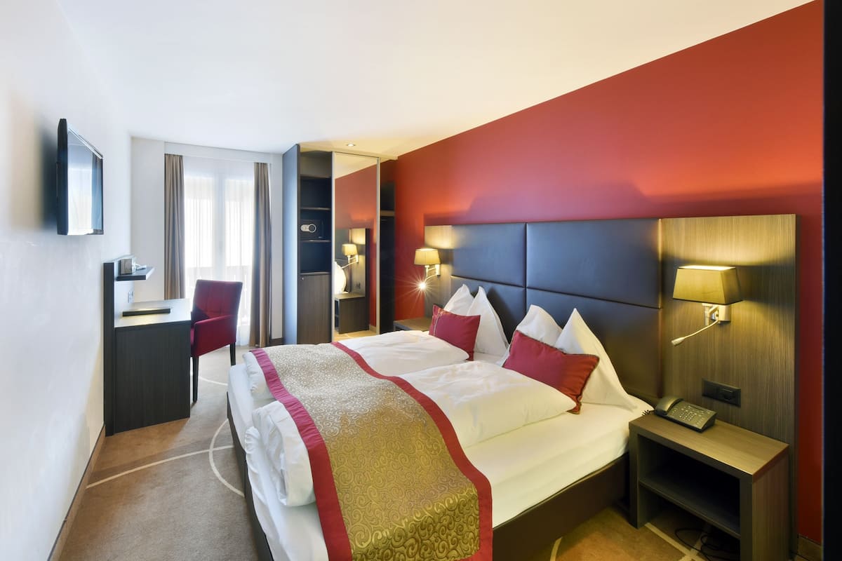 Comfort Double Room | Minibar, in-room safe, desk, laptop workspace
