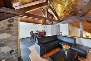 Deluxe Penthouse Suite mit Panoramablick | ميني بار وخزنة داخل الغرفة ومكتب ومساحة عمل للكمبيوتر المحمول