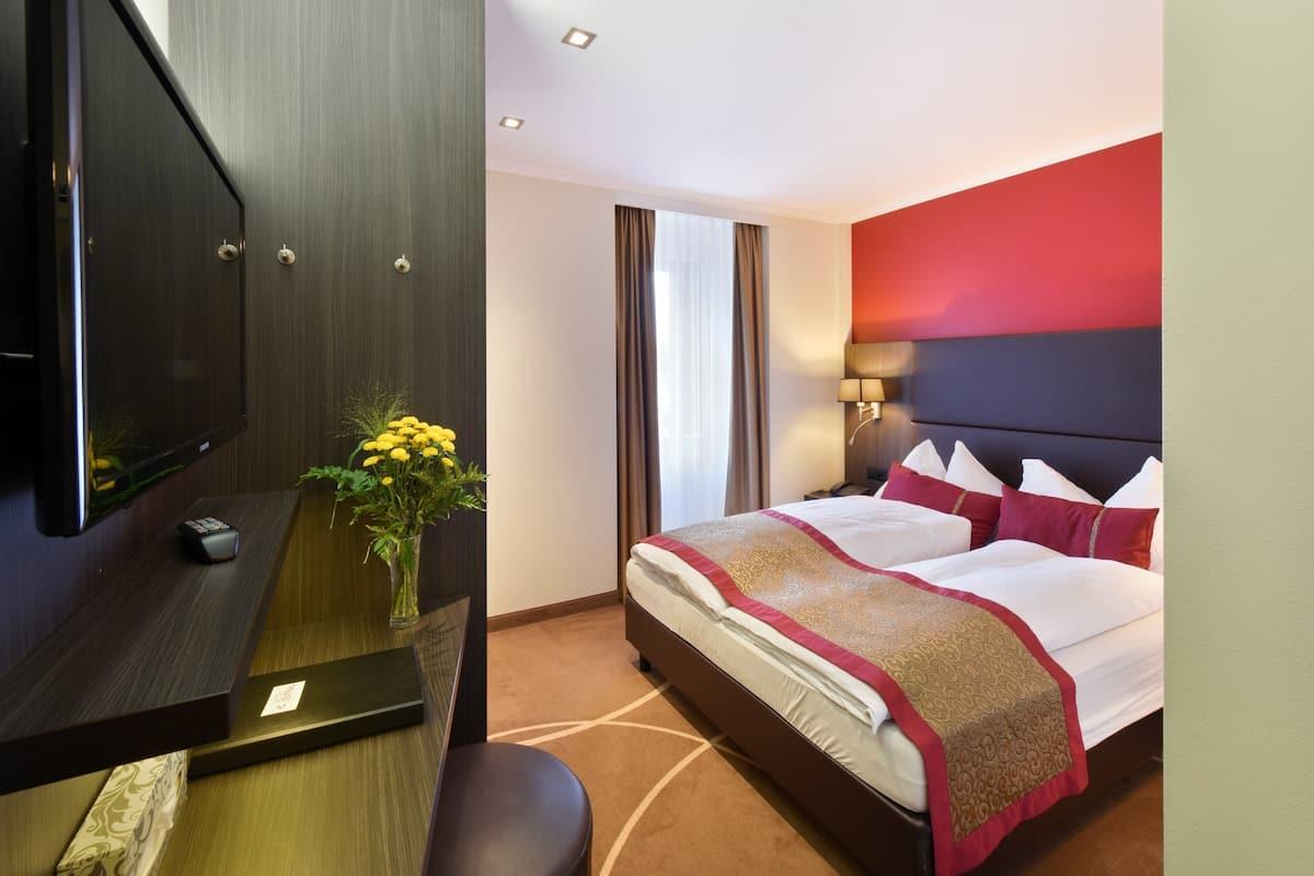 Comfort Single Room | Minibar, in-room safe, desk, laptop workspace