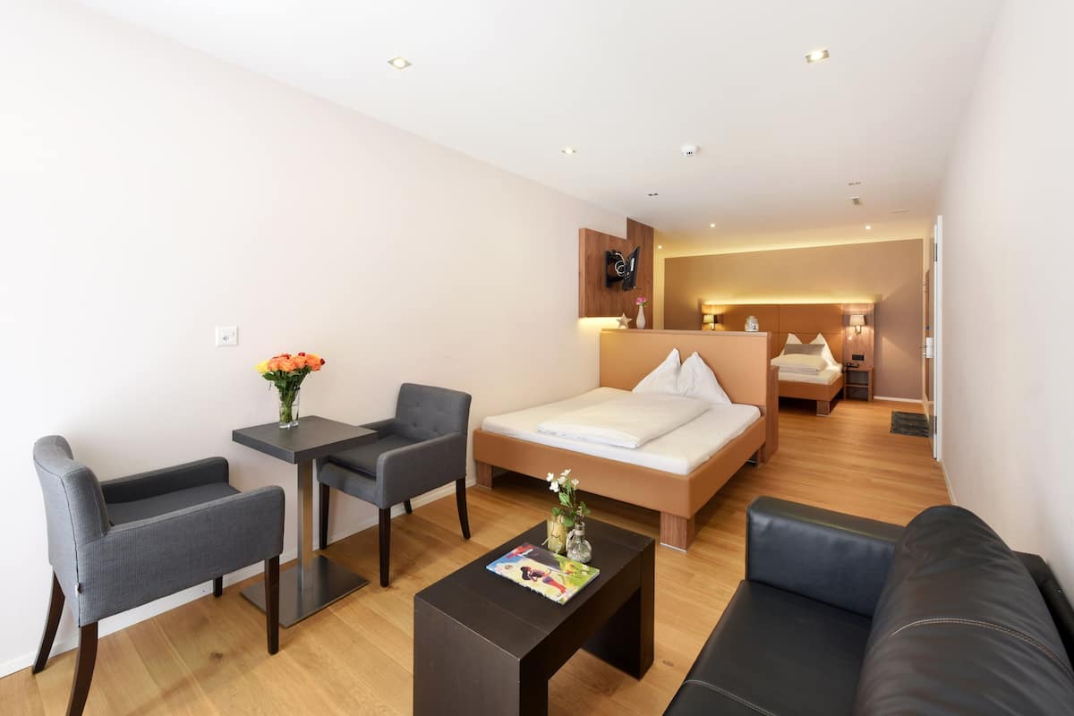 Komfort Familienzimmer | Minibar, in-room safe, desk, laptop workspace