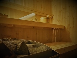 Salas de tratamiento para parejas, sauna y tina de hidromasaje