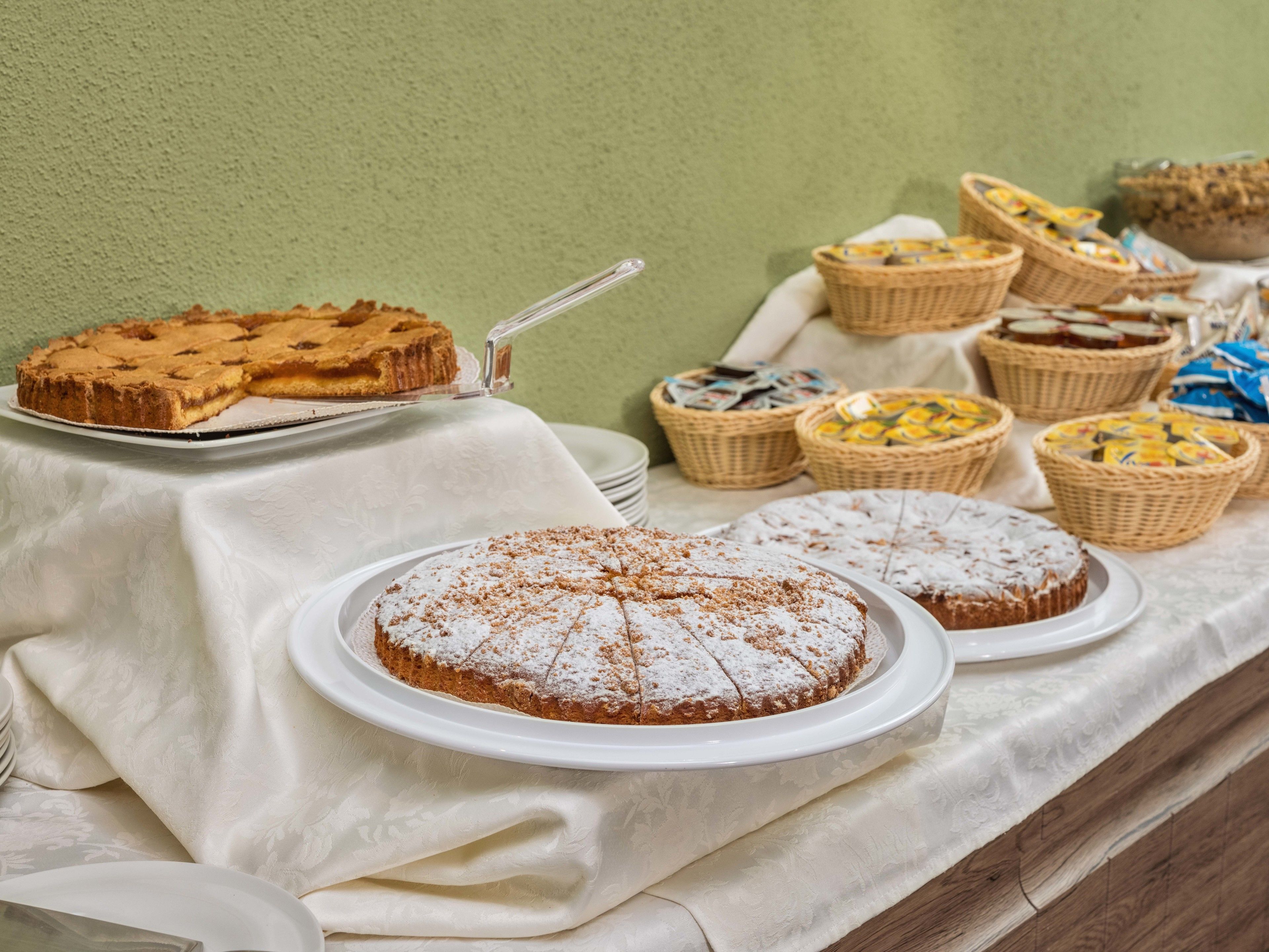 Ein reichhaltiges Buffet mit verschiedenen Desserts und Körben voller Speisen.