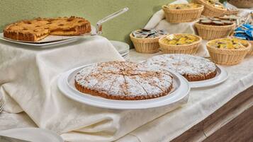 Ein reichhaltiges Buffet mit verschiedenen Desserts und Körben voller Speisen.