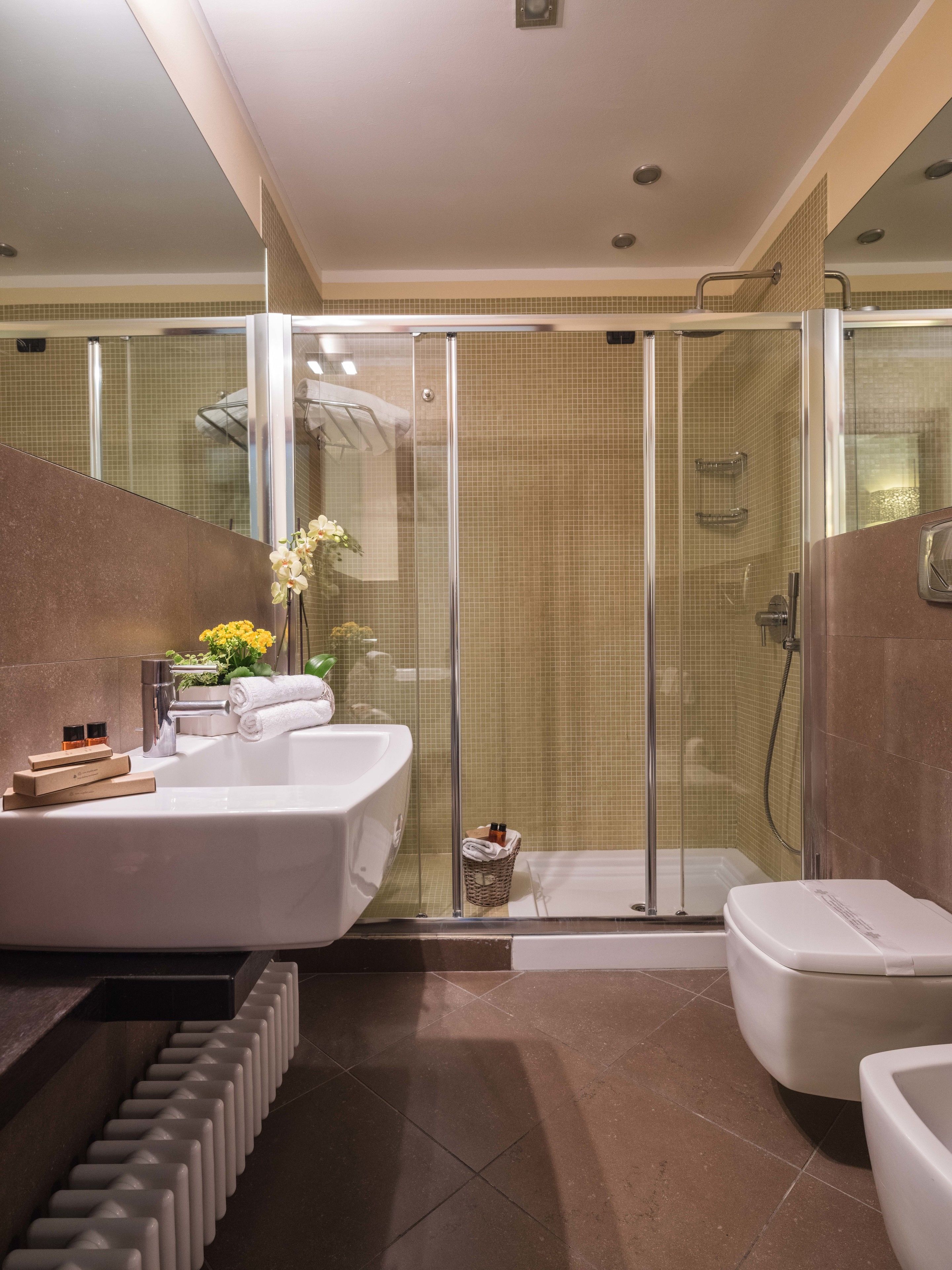 shower, rainfall showerhead, free toiletries, hair dryer