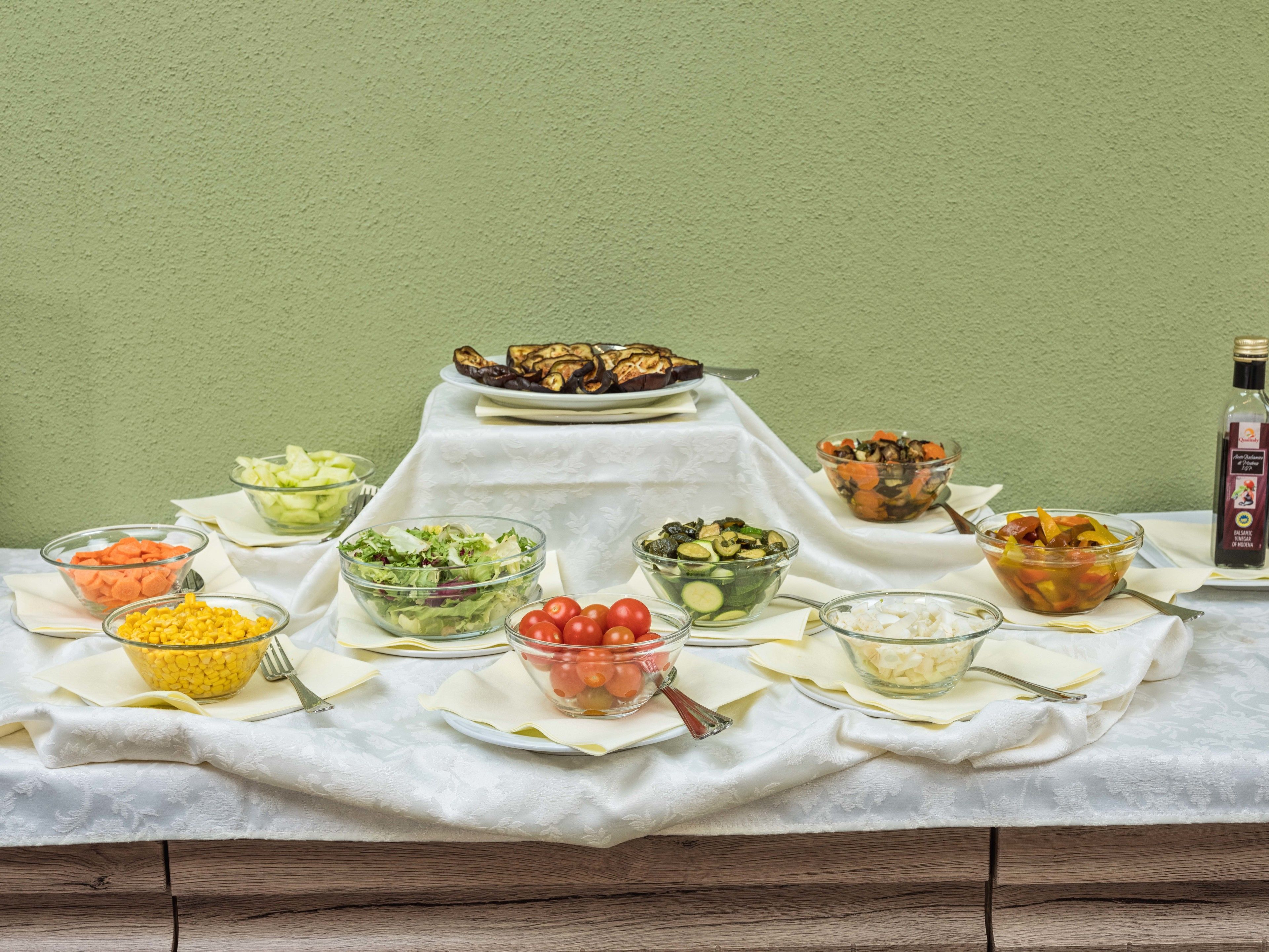 Una mesa con diferentes alimentos y una botella de aceite de oliva.