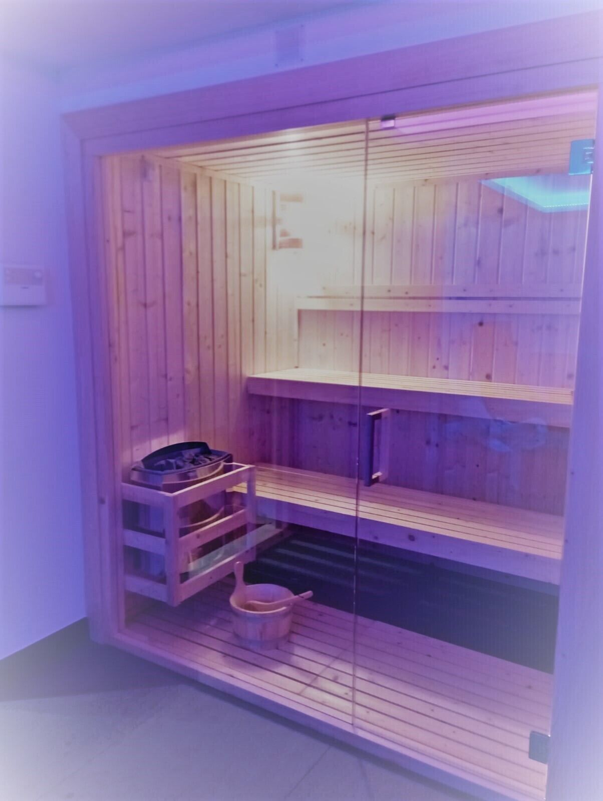 Una sauna con paredes y bancos de madera.