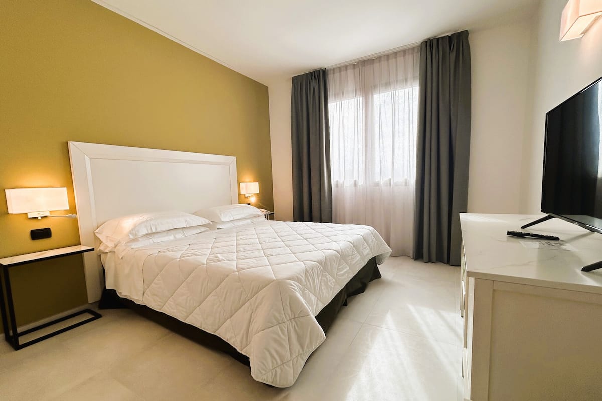 1 bedroom, memory-foam beds, minibar, in-room safe