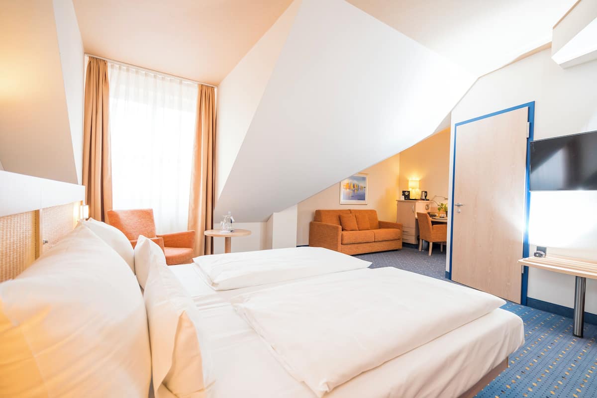 Business Double Room | Bathroom | Combined shower/tub, hair dryer, towels