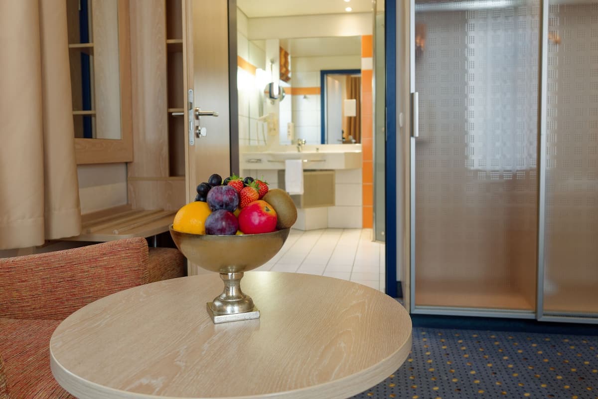 Minibar, két bảo mật tại phòng, bàn